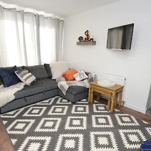 3 Broadhurst Court Sleeps 4 Minutes From Town Centre & Train Apartment